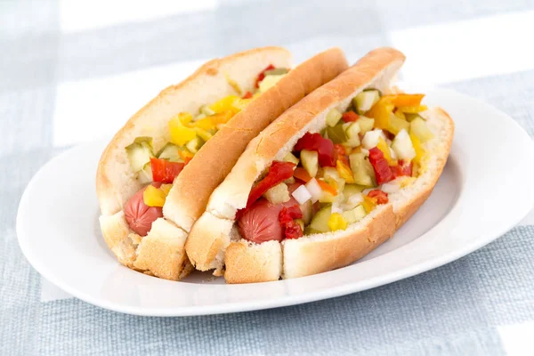 Alldress heerlijke hotdog op een plaat — Stockfoto