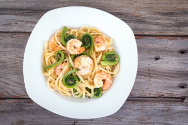 sarımsak linguini karides ve fern ile