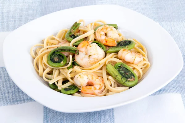 Linguini de ajo con camarones y helechos —  Fotos de Stock