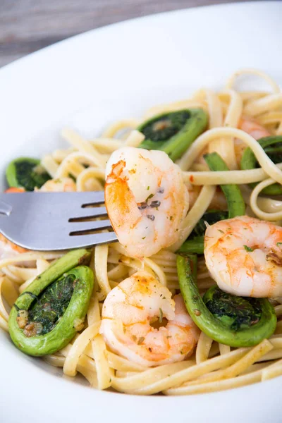 Linguini de ajo con camarones y helechos —  Fotos de Stock