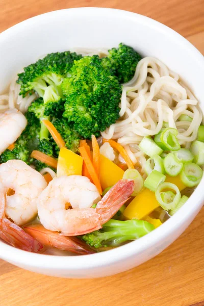 Tazón de sopa de camarones con fideos Ramen —  Fotos de Stock