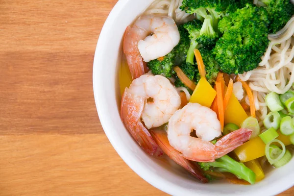 Tazón de sopa de camarones con fideos Ramen —  Fotos de Stock