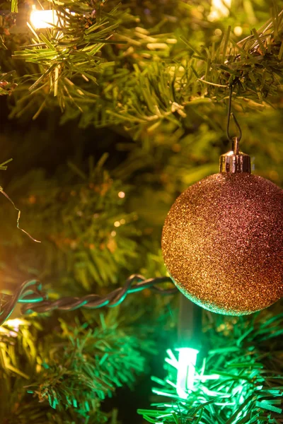 Christbaumkugeln am Weihnachtsbaum — Stockfoto