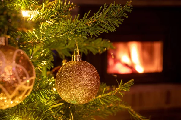 Kerstballen op kerstboom met verlichting — Stockfoto