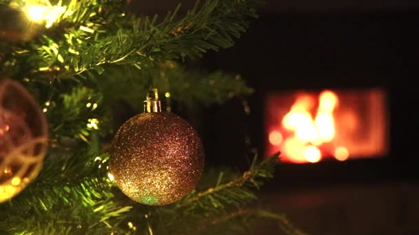 Kerstballen op kerstboom met verlichting — Stockvideo