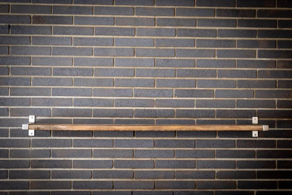 Gri tuğla duvar arka planında boş ahşap raf — Stok fotoğraf