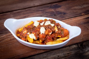 Fırında yaban havucu kızartmalı İtalyan poutine.
