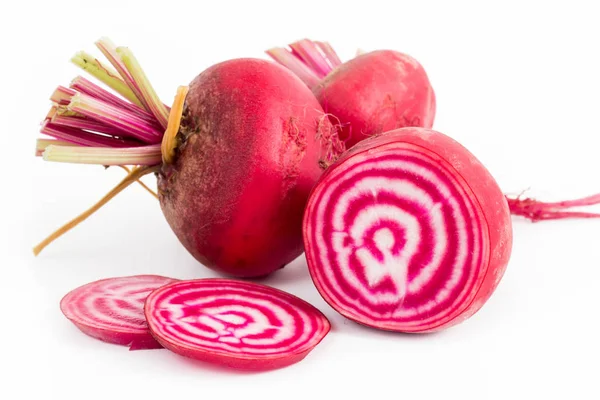 Chioggia gestreepte suikerbieten op houten tafel — Stockfoto