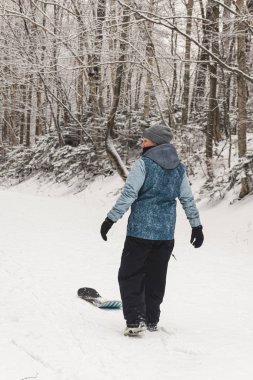 Kar kaykayına binen kişi kış gezisinde