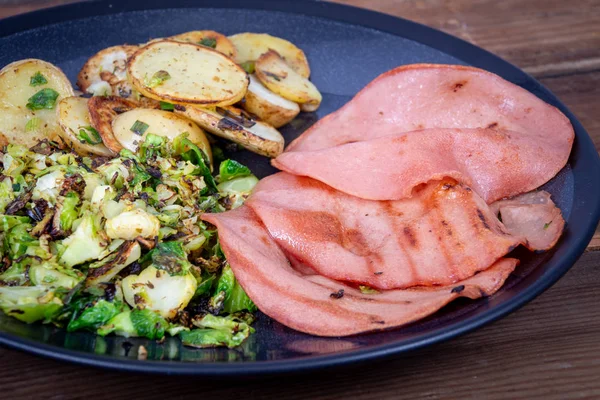 Gebratene Bologna Salami Wurst Fleischgericht — Stockfoto