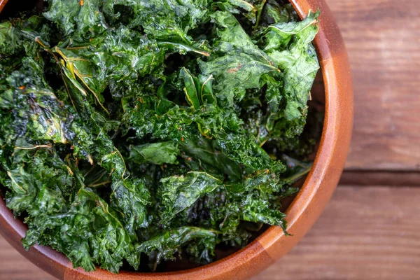 Healthy Homemade Seasoned Green Kale Chips Snack Wooden Bowl Plank — Stock Photo, Image