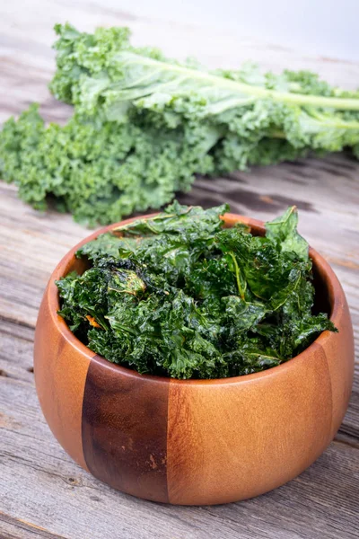Healthy Homemade Seasoned Green Kale Chips Snack Wooden Bowl Plank — Stock Photo, Image