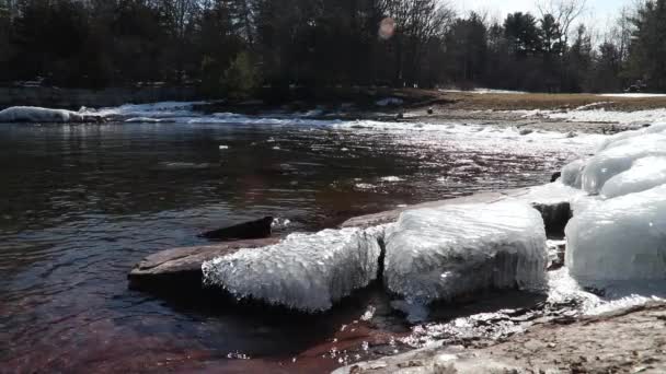 İlkbaharda Oakledge Park Burlington Vermont 'taki kayaların üzerinde buz ve su. — Stok video