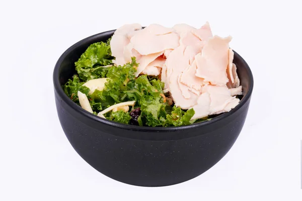 Gezonde Kom Boerenkool Salade Met Gesneden Kalkoen Borsteiwit Geïsoleerd Witte — Stockfoto