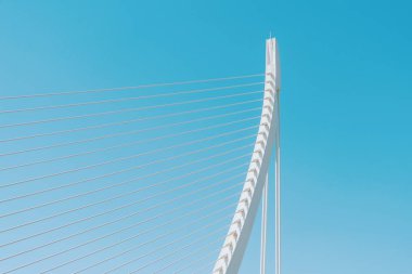 Beyaz soyut köprü yapısı üzerinde Sky