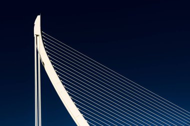 Mavi gökyüzü beyaz soyut köprü yapısı