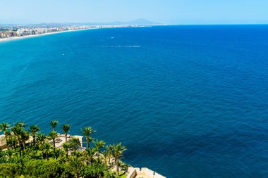 Peniscola şehir görünürde ile İspanya Akdeniz üzerinden havadan görünümü