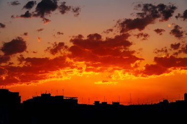 Güzel yaz gün batımı bitti Valencia şehir manzarası siluet