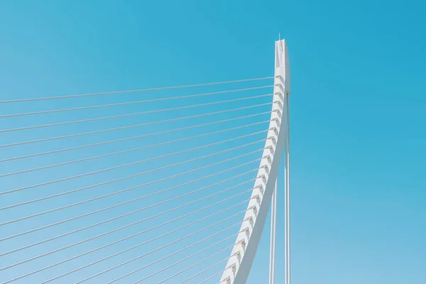 Estrutura de ponte abstrata branca no céu — Fotografia de Stock