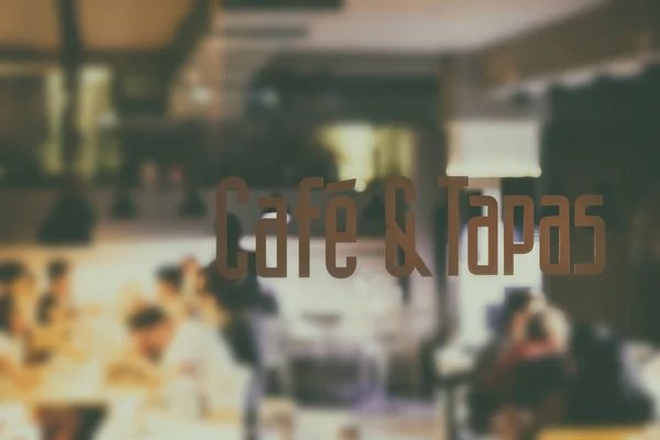 Cafe ve Tapas Restoran işareti ile bulanık insanlar arka plan — Stok fotoğraf