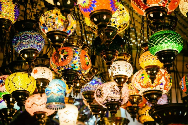 Vackra färgade Arabian lampor i orientaliska Grand Bazaar i Istanbul — Stockfoto