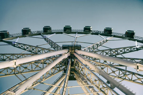 Giant Ferris Wheel In het funpark op de nachtelijke hemel — Stockfoto