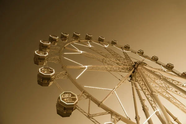 Giant Ferris Wheel In het funpark op de nachtelijke hemel — Stockfoto
