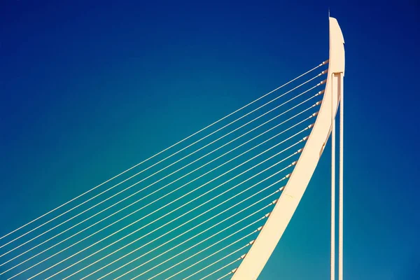 白色抽象桥梁结构在蔚蓝的天空 — 图库照片