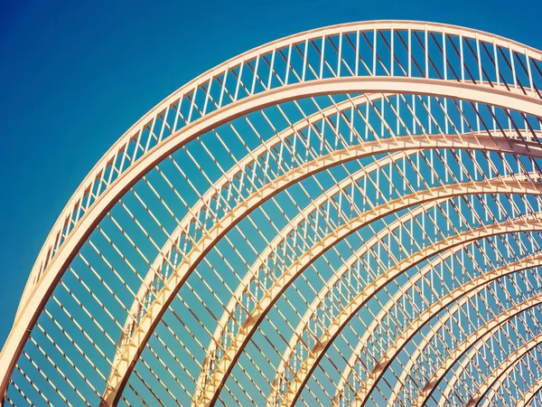 Arquitetura branca abstrata no céu azul — Fotografia de Stock