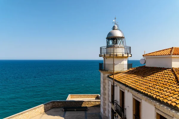 Arka plan olarak Akdeniz deniz feneri