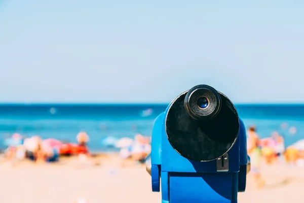 蓝色的投币式望远镜与海滩和海洋背景 — 图库照片