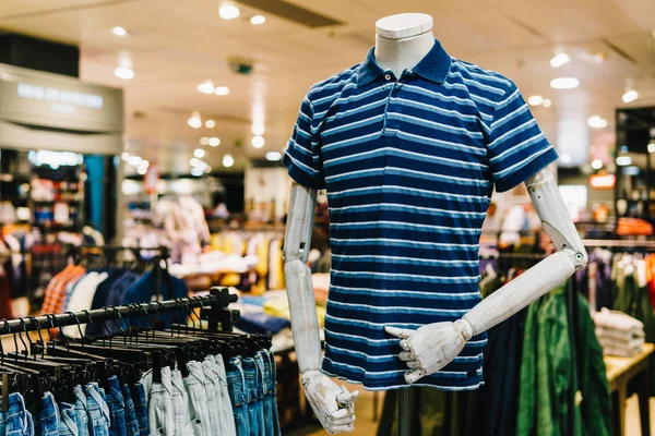 Мужчина повседневной рубашки крупным планом на манекен в магазине моды — стоковое фото
