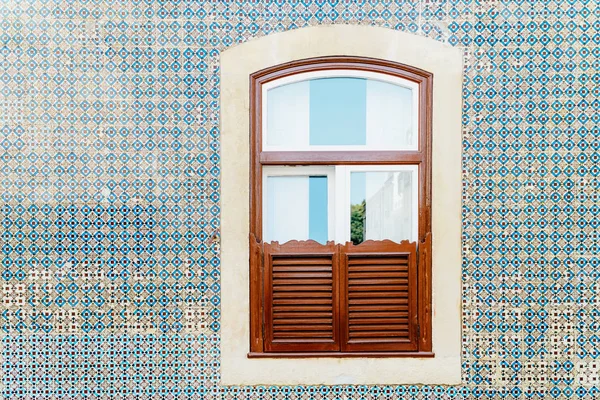 Vintage fenêtre en bois sur le mur de tuiles bleues à Lisbonne, Portugal — Photo