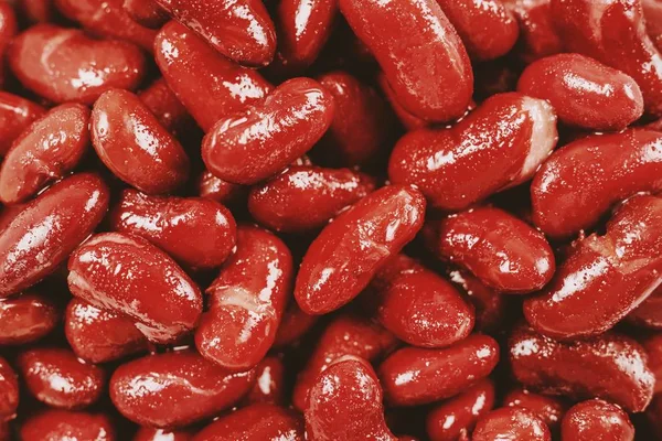 Pilha de feijão de rim vermelho enlatado — Fotografia de Stock