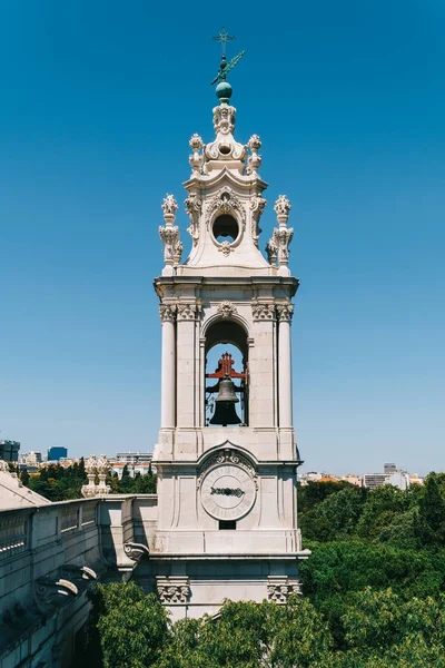 Bazilice Estrela (Královská bazilika a klášter Nejsvětějšího Srdce Ježíšova) zvonice v Lisabonu, Portugalsko — Stock fotografie