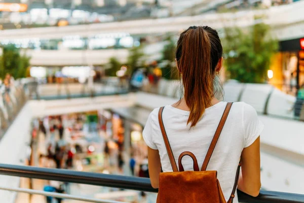 Junge Frau erkundet modernes Einkaufszentrum — Stockfoto