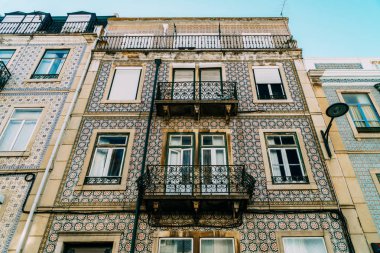 Klasik apartman bloğu dış cephe Lizbon, Portekiz