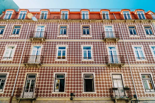 Klasik apartman bloğu dış cephe Lizbon, Portekiz — Stok fotoğraf