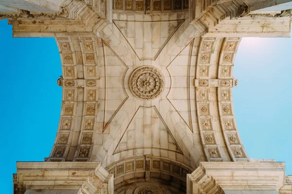 1755年在葡萄牙里斯本市建造的禄奥古斯塔拱门的建筑细节 — 图库照片