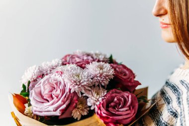 Güzel kız ve Mor gül çiçek buketi