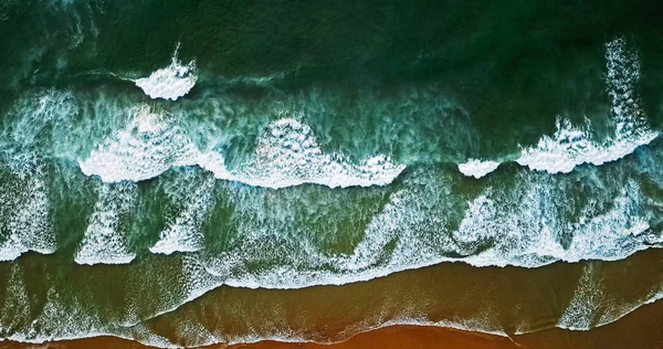 Vista Aerea Dal Drone Volante Onde Oceaniche Schiacciamento Sulla Spiaggia — Foto Stock