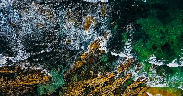 Letecký Pohled Létání Hukot Vln Oceánu Drcení Kamenitou Pláž Krajiny — Stock fotografie