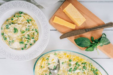 Kabak ve bezelyeli risotto Parmesan, Mascarpone ve Basil ile