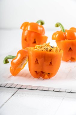 Ürkütücü Cadılar Bayramı Pirinci ve Mantar Doldurulmuş Biber