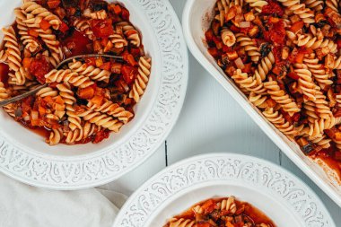 Patlıcan, biber, domates ve mantarlı Traybake Fusilli Makarna