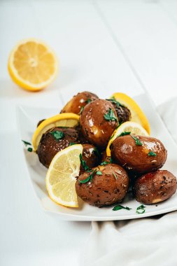 Yavaş pişmiş patates ve kurutulmuş otlar.
