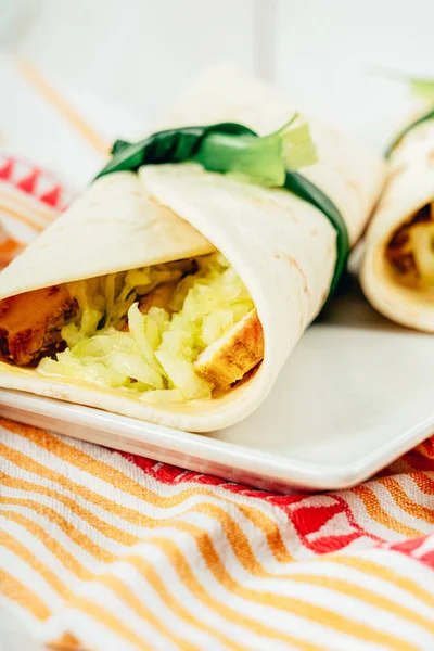 Kip Wraps Met Mango Chutney Komkommer — Stockfoto