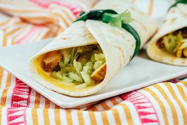 Kip Wraps Met Mango Chutney Komkommer — Stockfoto