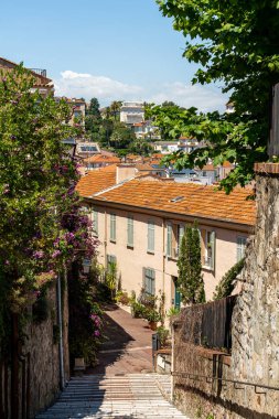 Cannes şehir merkezindeki tarihi evlerin klasik mimarisi.