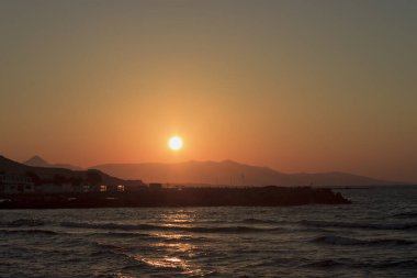 Kokkini Hani, Girit, Gr 'de deniz ve dağların üzerinde gün batımı